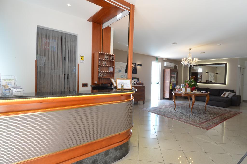 Hotel Gambrinus Lignano Sabbiadoro Bagian luar foto