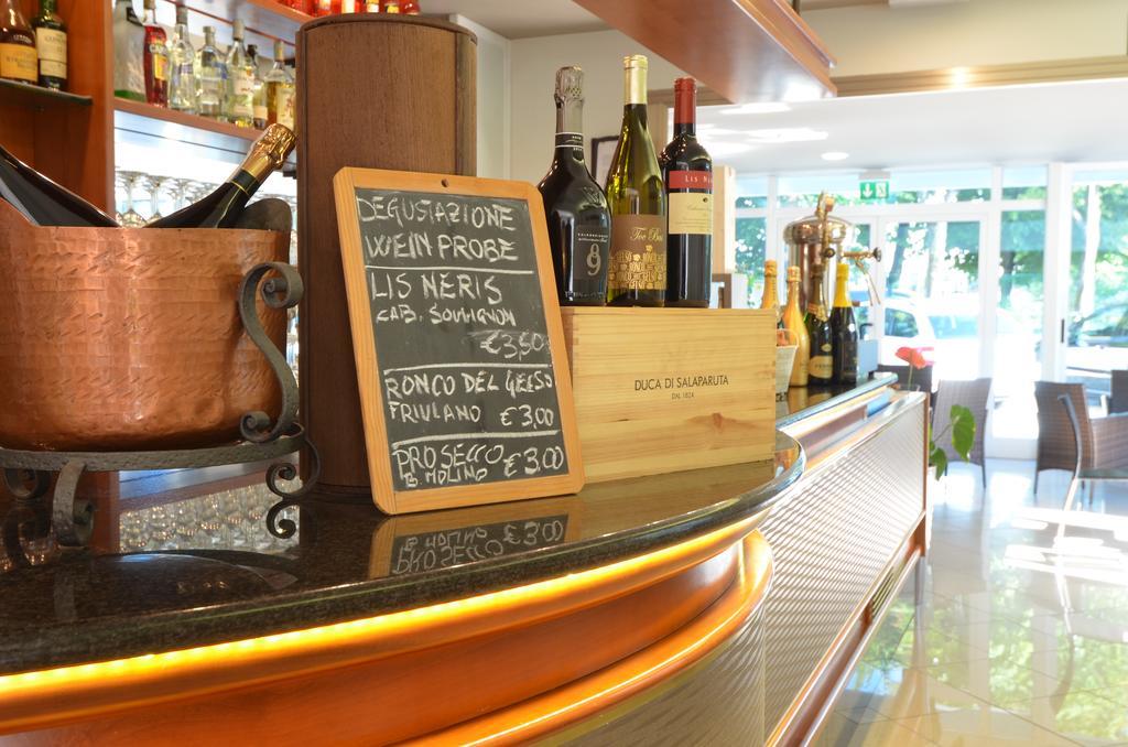 Hotel Gambrinus Lignano Sabbiadoro Bagian luar foto