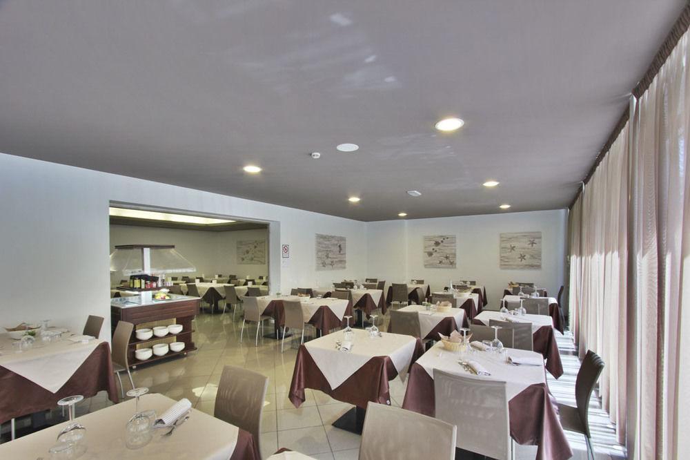 Hotel Gambrinus Lignano Sabbiadoro Bagian luar foto
