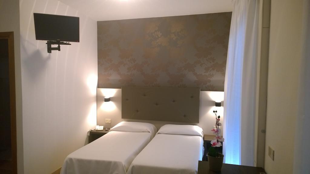 Hotel Gambrinus Lignano Sabbiadoro Bagian luar foto